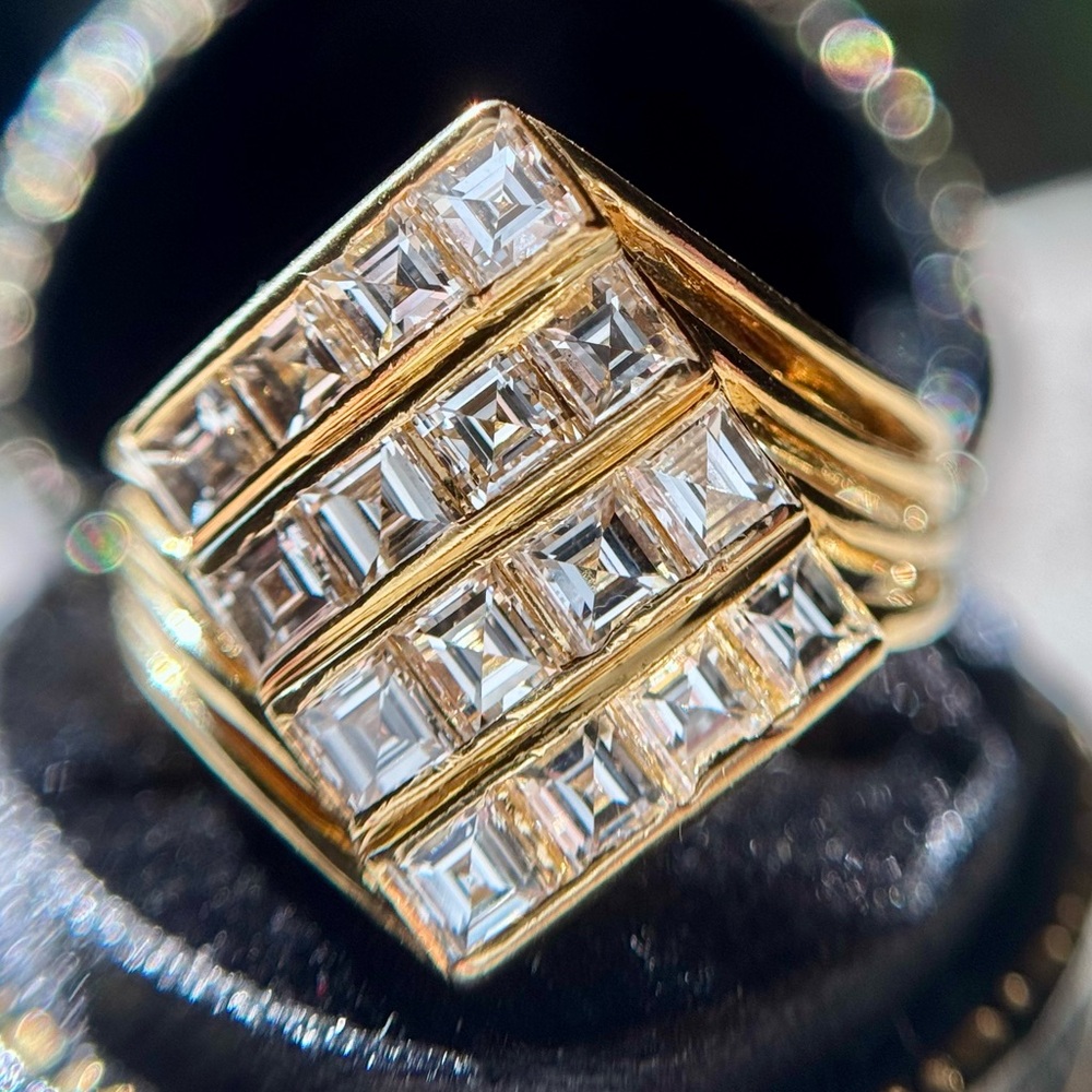 Art Deco 2.07 ctw Carrè Cut Diamond Ring in 18k yellow gold